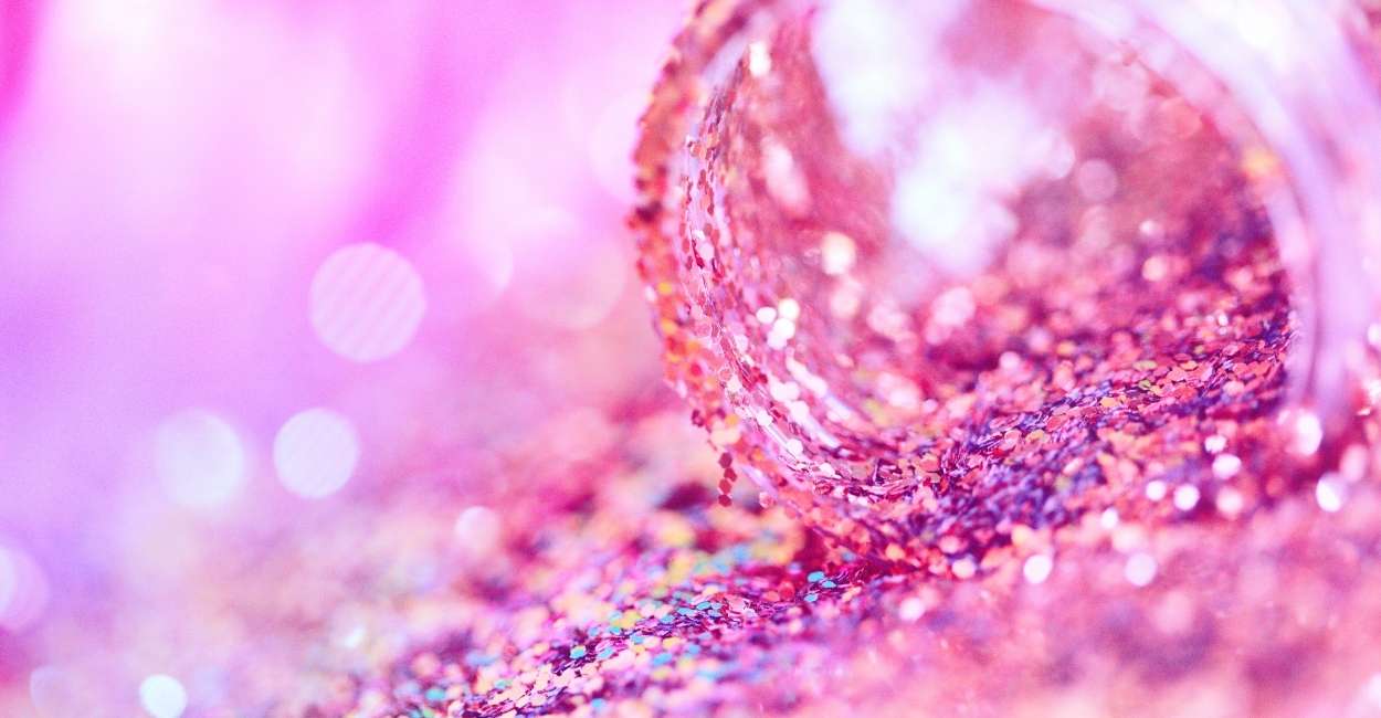 Dreaming of Glitter – Are You Currently in the Spotlight or Receiving a lot of Attention?