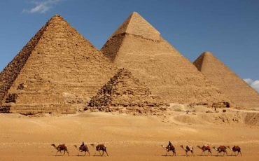 Dream of Pyramid - Does It Mean to Keep Pursuing Your Goals?