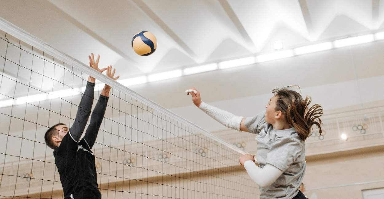 Dream about Playing Volleyball – 20 Types & their Interpretations 