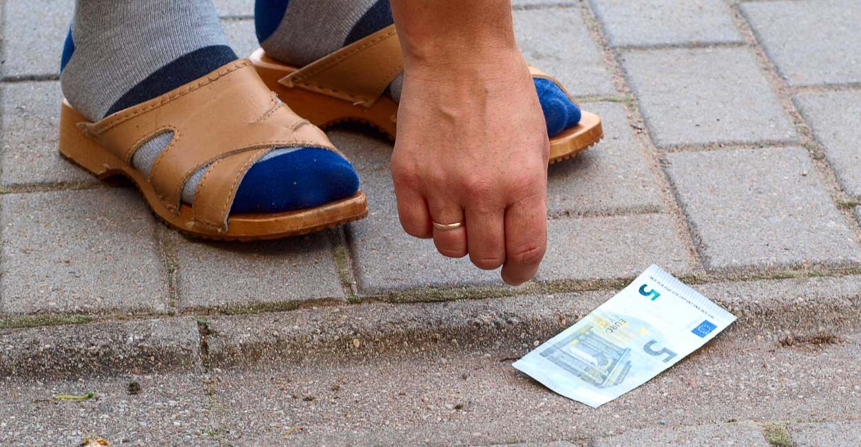 Dream of Finding Money on the Ground – 20 Types & Their Interpretations