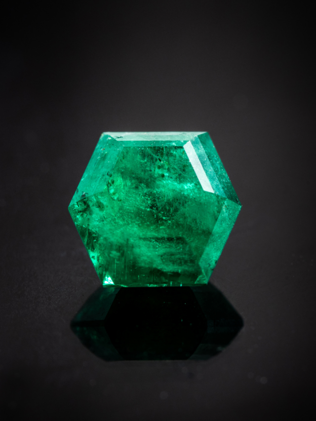 What Does Dreaming of Emeralds Signify?